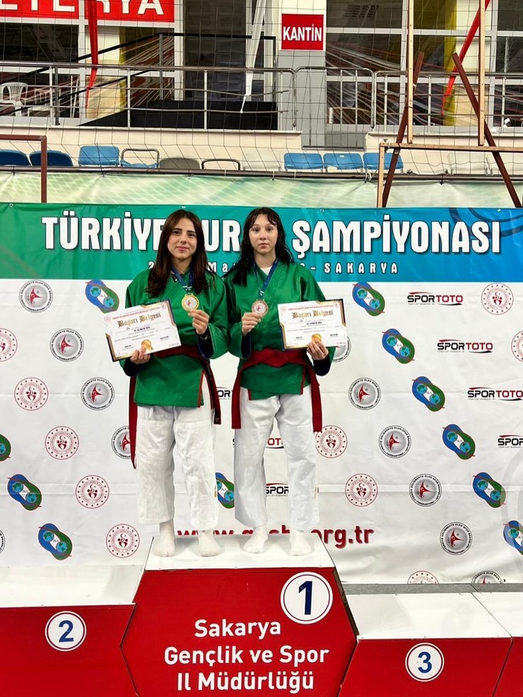 ecrin-civelek-turkiye-sampiyonu-olurken-rumeysa-karali-ise-turkiye-ucuncusu-olarak-kursuye-cikti-1.jpg