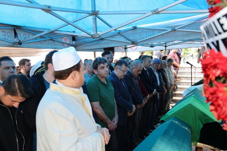 giresunda-23-mayis-cumartesi-gecesi-karadeniz-sahil-yolu-liman-mevkiinde-arkadan-gelen-demir-yuklu-tirin-kirmizi-isikta-beklerken-otomobillerine-arkadan-carpmasi-sonras.jpg