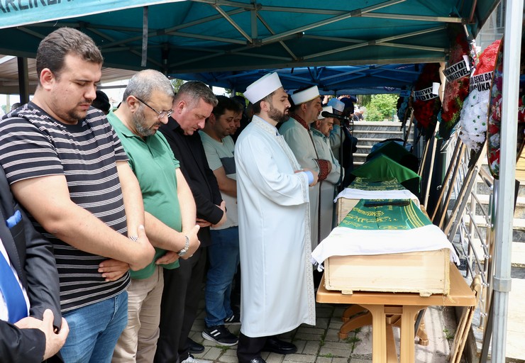 giresundaki-trafik-kazasinda-hayatini-kaybeden-ayni-aileden-5-kisinin-cenazesi-memleketleri-trabzonun-arsin-ilcesinde-defnedildi-1.jpg