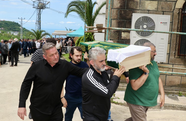 giresundaki-trafik-kazasinda-hayatini-kaybeden-ayni-aileden-5-kisinin-cenazesi-memleketleri-trabzonun-arsin-ilcesinde-defnedildi-2.jpg
