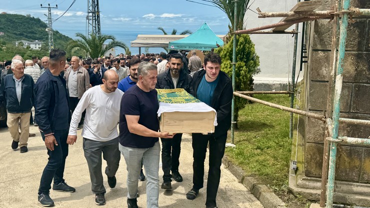 giresundaki-trafik-kazasinda-hayatini-kaybeden-ayni-aileden-5-kisinin-cenazesi-memleketleri-trabzonun-arsin-ilcesinde-defnedildi-3.jpg