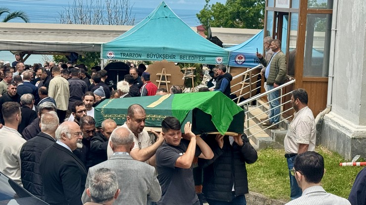 giresundaki-trafik-kazasinda-hayatini-kaybeden-ayni-aileden-5-kisinin-cenazesi-memleketleri-trabzonun-arsin-ilcesinde-defnedildi-4.jpg