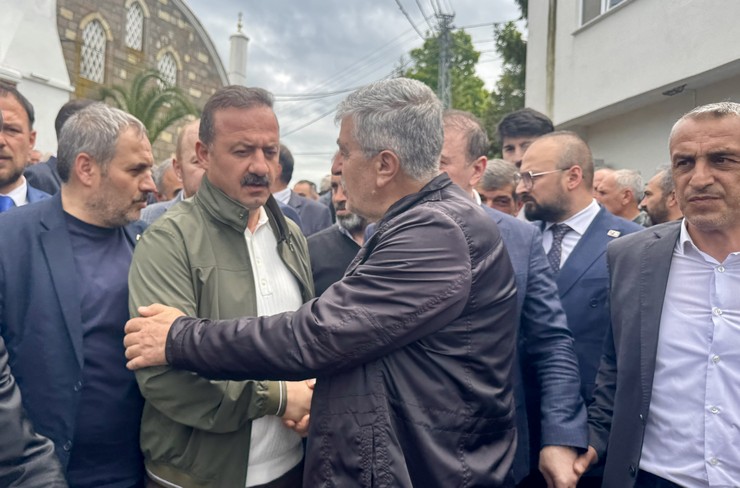 giresundaki-trafik-kazasinda-hayatini-kaybeden-ayni-aileden-5-kisinin-cenazesi-memleketleri-trabzonun-arsin-ilcesinde-defnedildi-5.jpg