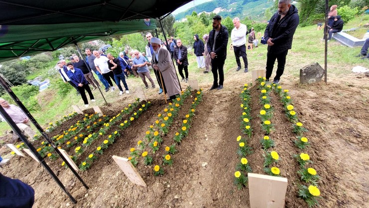 giresundaki-zincirleme-kazada-hayatini-kaybeden-ali-melek-yildiz-cifti-ile-3-cocugu-icin-trabzonun-arsin-ilcesinde-cenaze-toreni-duzenlendi-3.jpg