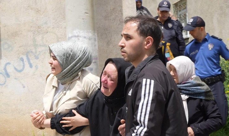 gumushanede-19-yasindaki-universite-ogrencisi-genc-kiz-kiz-kardesiyle-birlikte-kaldigi-evde-yataginda-olu-bulundu-4.jpg