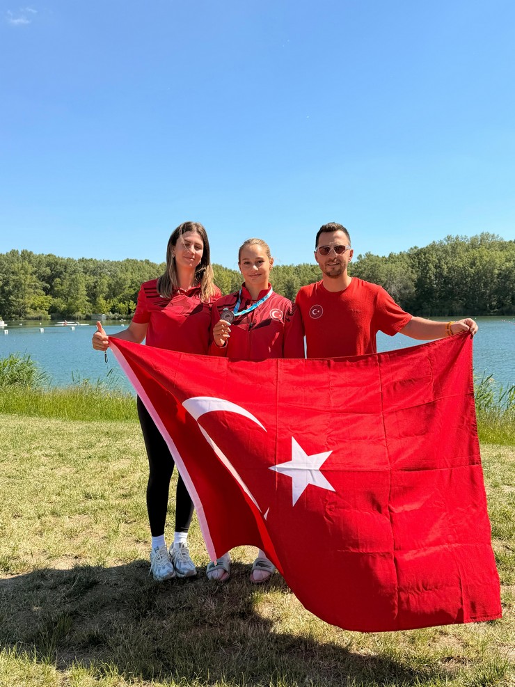 uluslararasi-bratislava-kano-yarislarinda-rizenin-yetistirdigi-milli-sporcular-isilsu-karvan-ve-ozge-nas-yildiz-uluslararasi-arenada-elde-ettikleri-madalyalarla-turk-3.jpg