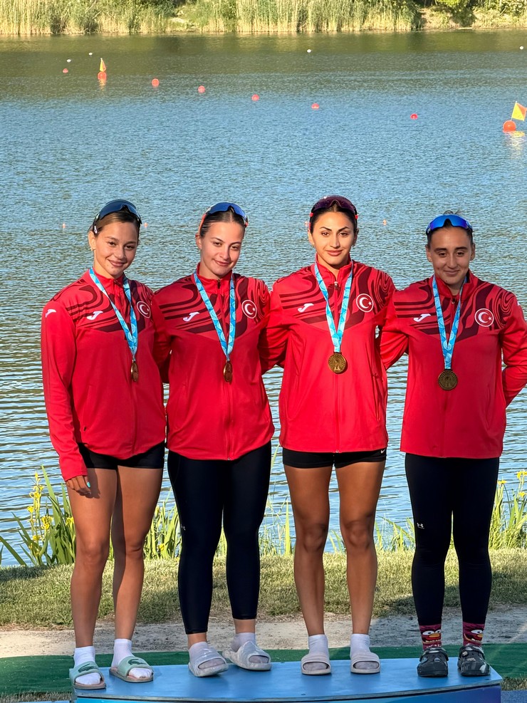 uluslararasi-bratislava-kano-yarislarinda-rizenin-yetistirdigi-milli-sporcular-isilsu-karvan-ve-ozge-nas-yildiz-uluslararasi-arenada-elde-ettikleri-madalyalarla-turk-4.jpg