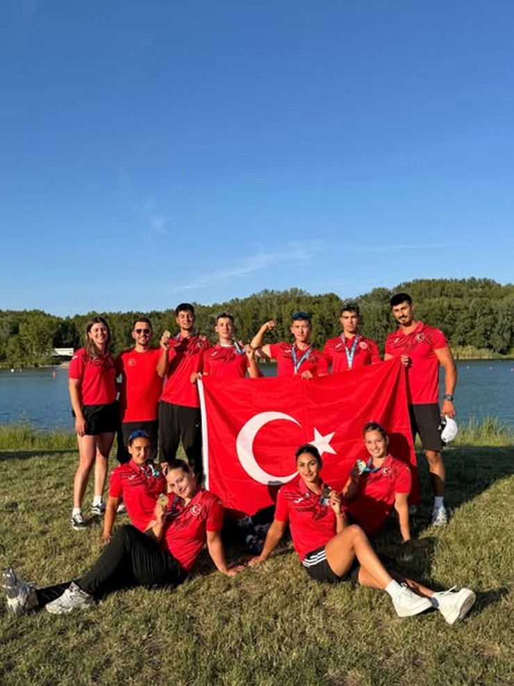 uluslararasi-bratislava-kano-yarislarinda-rizenin-yetistirdigi-milli-sporcular-isilsu-karvan-ve-ozge-nas-yildiz-uluslararasi-arenada-elde-ettikleri-madalyalarla-turk-6.jpg