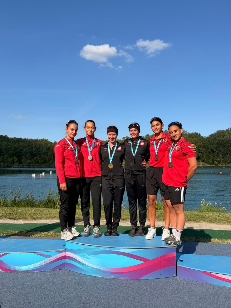 uluslararasi-bratislava-kano-yarislarinda-rizenin-yetistirdigi-milli-sporcular-isilsu-karvan-ve-ozge-nas-yildiz-uluslararasi-arenada-elde-ettikleri-madalyalarla-turkiy-1.jpg