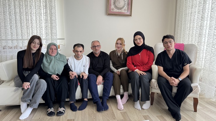 rizede-recep-tayyip-erdogan-universitesi-guneysu-fizik-tedavi-rehabilitasyon-yuksekokulu-ogrencileri-hazirladiklari-engelleri-beraber-asiyoruz-projesi-ile-ozel-bireyl-7.jpg