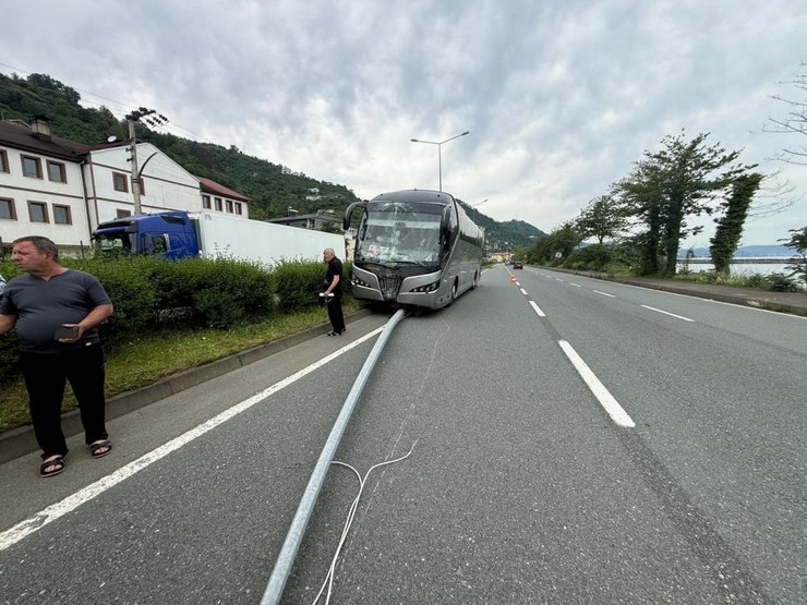 antalyada-duzenlenen-festivalden-donen-yabanci-uyruklu-plakali-yolcu-otobusu-trabzonun-surmene-ilcesinde-kaza-yapti-elektrik-diregini-devirerek-yaklasik-150-metre-su-3.jpg