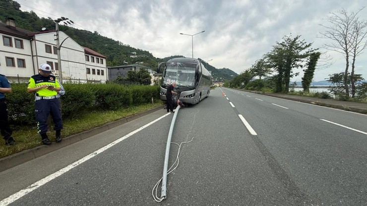 antalyada-duzenlenen-festivalden-donen-yabanci-uyruklu-plakali-yolcu-otobusu-trabzonun-surmene-ilcesinde-kaza-yapti-elektrik-diregini-devirerek-yaklasik-150-metre-su-4.jpg