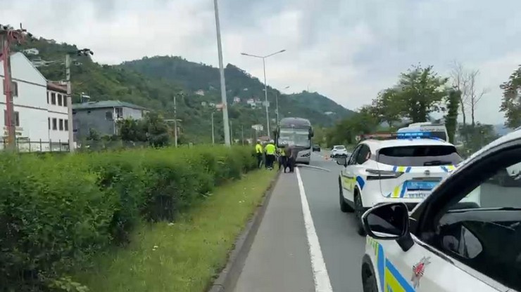 antalyada-duzenlenen-festivalden-donen-yabanci-uyruklu-plakali-yolcu-otobusu-trabzonun-surmene-ilcesinde-kaza-yapti-elektrik-diregini-devirerek-yaklasik-150-metre-suru-1.jpg
