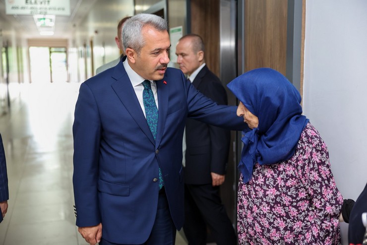 rize-valisi-ihsan-selim-baydas-bayram-coskusunu-huzurevinde-kalan-cinarlarla-paylasti-3.jpg