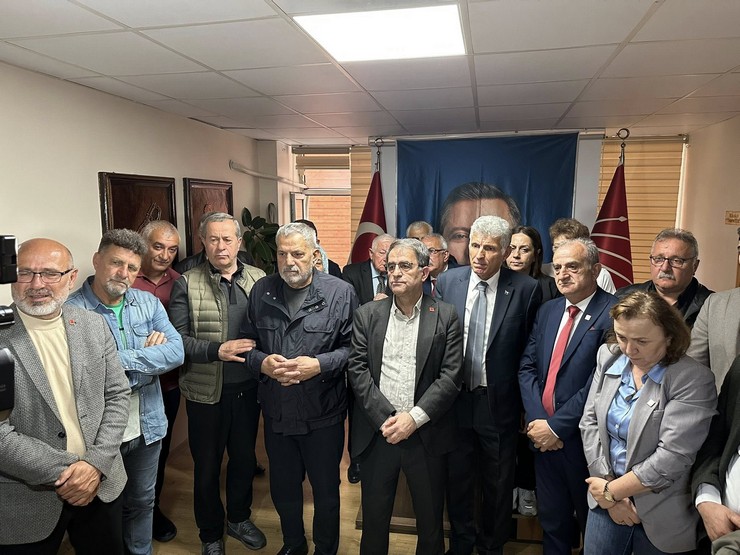 cumhuriyet-halk-partisi-chp-rize-il-baskanligi-tarafindan-parti-binasinda-geleneksel-bayramlasma-programi-duzenlendi-5-001.jpg