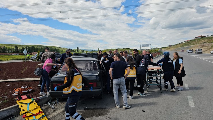 hamamozunun-rizeli-kaymakami-ertugrul-arslan-corumda-meydana-gelen-trafik-kazasinda-cocugu-ve-esi-ile-birlikte-yaralandi-kazada-ayrica-diger-aractaki-2-kisi-de-yar-4.jpg