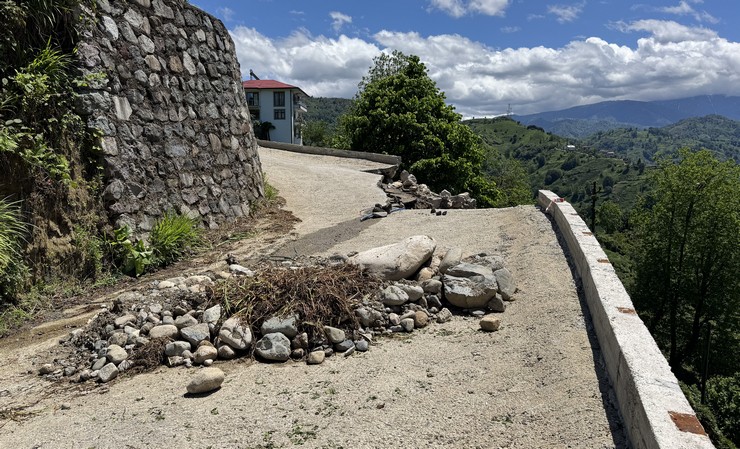 rizenin-guneysu-ilcesinde-istinat-duvarinin-yikilmasinin-ardindan-mahalle-yolu-ulasima-kapandi-1-001.jpg