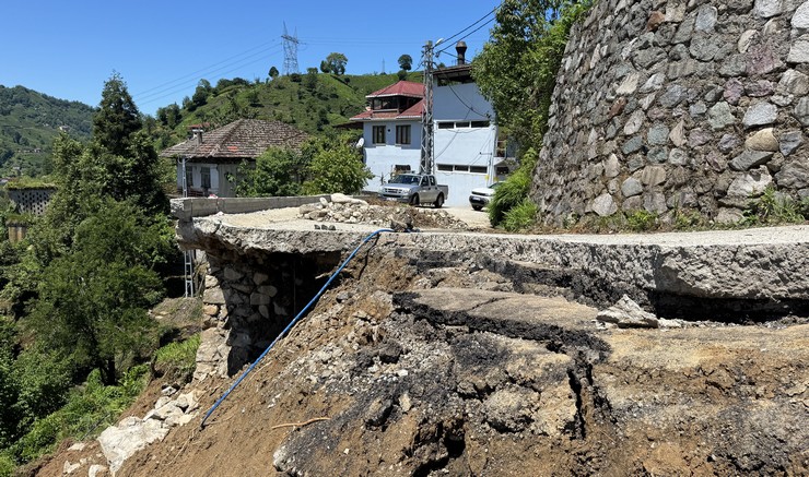 rizenin-guneysu-ilcesinde-istinat-duvarinin-yikilmasinin-ardindan-mahalle-yolu-ulasima-kapandi-3-001.jpg