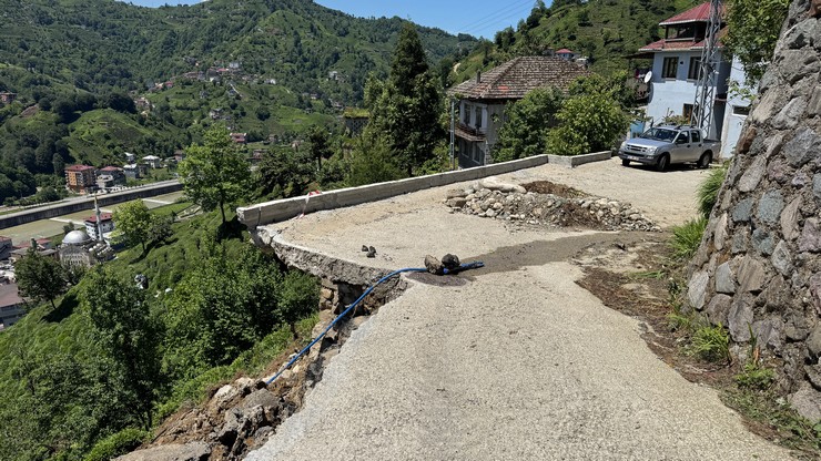 rizenin-guneysu-ilcesinde-istinat-duvarinin-yikilmasinin-ardindan-mahalle-yolu-ulasima-kapandi-5-001.jpg