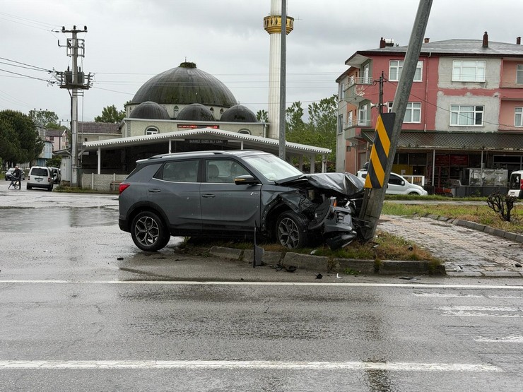 samsunda-kaygan-zeminde-duramayan-cip-otomobile-carpti-cipte-bulunan-ailenin-ankaraya-yakinlarinin-dugunune-gittigi-ogrenildi-1.jpg