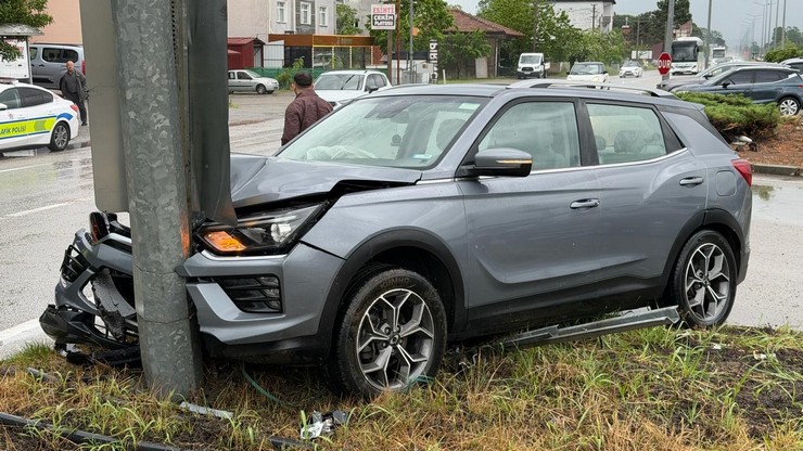 samsunda-kaygan-zeminde-duramayan-cip-otomobile-carpti-cipte-bulunan-ailenin-ankaraya-yakinlarinin-dugunune-gittigi-ogrenildi-2.jpg