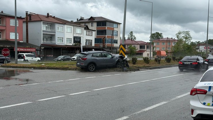 samsunda-kaygan-zeminde-duramayan-cip-otomobile-carpti-cipte-bulunan-ailenin-ankaraya-yakinlarinin-dugunune-gittigi-ogrenildi-4.jpg
