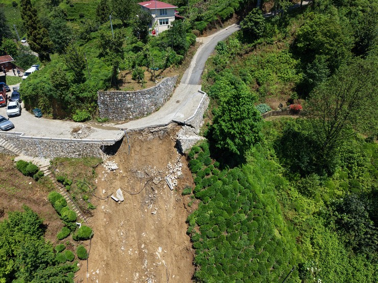 rizenin-guneysu-ilcesinde-onceki-gun-etkili-olan-kuvvetli-saganak-sonrasi-istinat-duvarinin-yikilmasiyla-bir-mahalle-yolu-coktu-2.jpg
