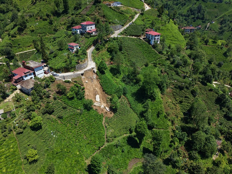 rizenin-guneysu-ilcesinde-onceki-gun-etkili-olan-kuvvetli-saganak-sonrasi-istinat-duvarinin-yikilmasiyla-bir-mahalle-yolu-coktu-3.jpg