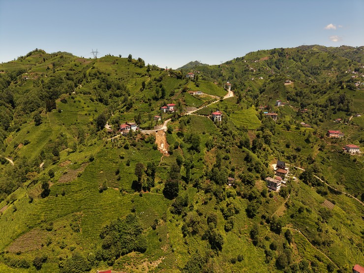 rizenin-guneysu-ilcesinde-onceki-gun-etkili-olan-kuvvetli-saganak-sonrasi-istinat-duvarinin-yikilmasiyla-bir-mahalle-yolu-coktu-4.jpg