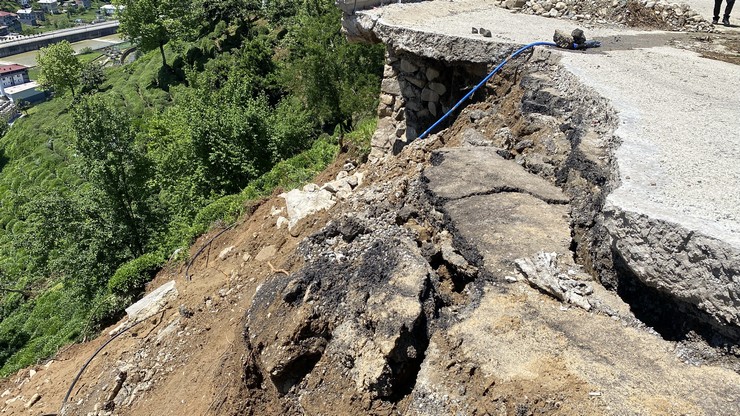 rizenin-guneysu-ilcesinde-onceki-gun-etkili-olan-kuvvetli-saganak-sonrasi-istinat-duvarinin-yikilmasiyla-bir-mahalle-yolu-coktu-7.jpg