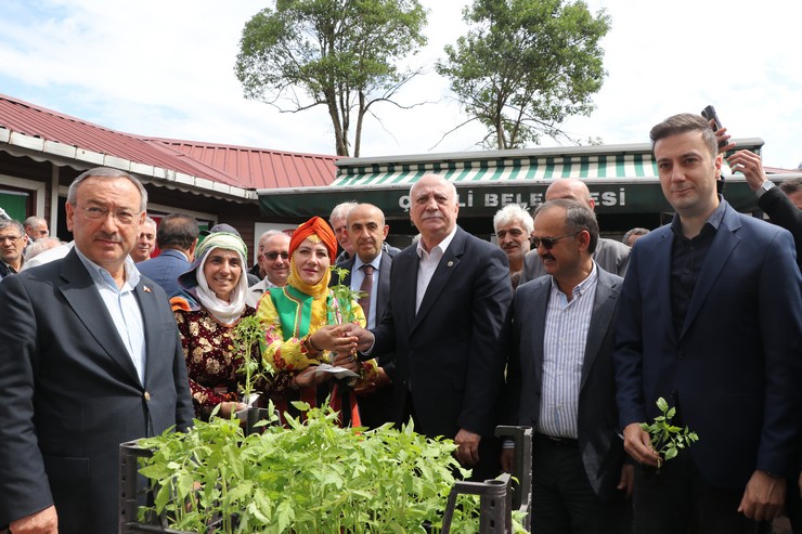 turkiye-ziraat-odalari-birligi-genel-baskani-semsi-bayraktar-cayeli-muhtarlar-derneginde-cayeli-ziraat-odasi-tarafindan-duzenlenen-5-geleneksel-ata-tohumu-fidan-dagit-3.jpg