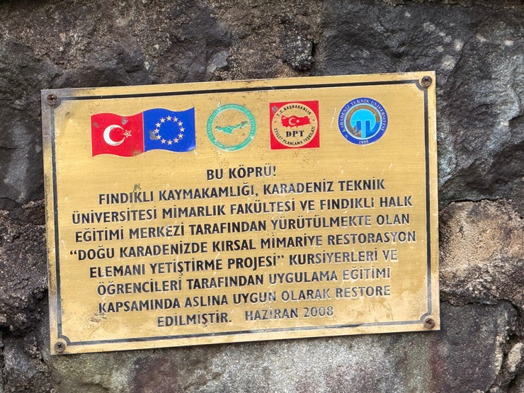 rizenin-findikli-ilcesine-bagli-derbent-koyunde-kamu-mulkiyetine-ait-tescil-harici-alanda-bulunan-tarihi-bir-kopru-kultur-varligi-olarak-tescillendi-8.jpg