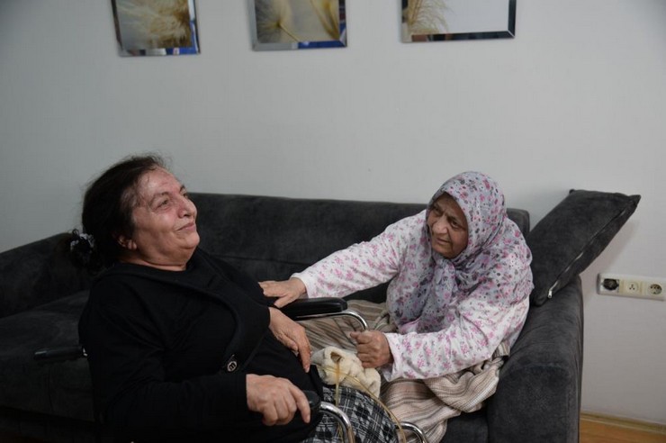 kuzey-kibris-turk-cumhuriyetinde-kktc-huzurevinde-yasayan-ve-trabzondaki-annesini-30-yildir-goremeyen-yurume-engelli-ayse-karadag-trabzon-buyuksehir-belediyesinin-d-1.jpg