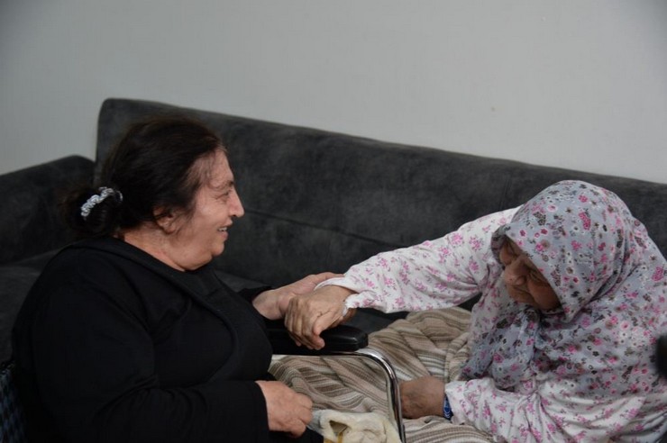 kuzey-kibris-turk-cumhuriyetinde-kktc-huzurevinde-yasayan-ve-trabzondaki-annesini-30-yildir-goremeyen-yurume-engelli-ayse-karadag-trabzon-buyuksehir-belediyesinin.jpg