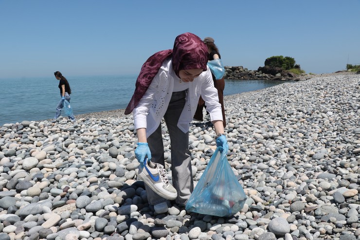 rizenin-iyidere-ilcesinde-cevre-haftasi-etkinlikleri-kapsaminda-recep-tayyip-erdogan-universitesi-deniz-elcileri-toplulugunca-kiyi-temizligi-etkinligi-yapildi-9.jpg