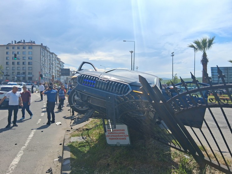yeniden-refah-partisi-genel-baskan-yardimcisi-osman-gezginin-icerisinde-bulundugu-makam-araci-giresunda-trafik-kazasina-karisti-3.jpg