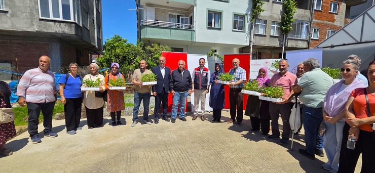 rizenin-ardesen-ilcesinde-aile-isletmelerini-guclendirmek-ve-uretimi-surdurulebilir-kilmak-amaciyla-hayata-gecirilen-sebze-yetistiriciliginde-aile-isletmeciligi-modeli-11.jpg