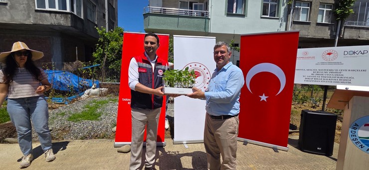 rizenin-ardesen-ilcesinde-aile-isletmelerini-guclendirmek-ve-uretimi-surdurulebilir-kilmak-amaciyla-hayata-gecirilen-sebze-yetistiriciliginde-aile-isletmeciligi-modeli-14.jpg