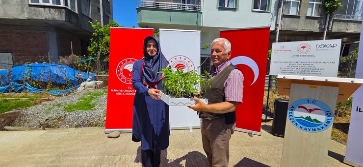 rizenin-ardesen-ilcesinde-aile-isletmelerini-guclendirmek-ve-uretimi-surdurulebilir-kilmak-amaciyla-hayata-gecirilen-sebze-yetistiriciliginde-aile-isletmeciligi-modeli-15.jpg