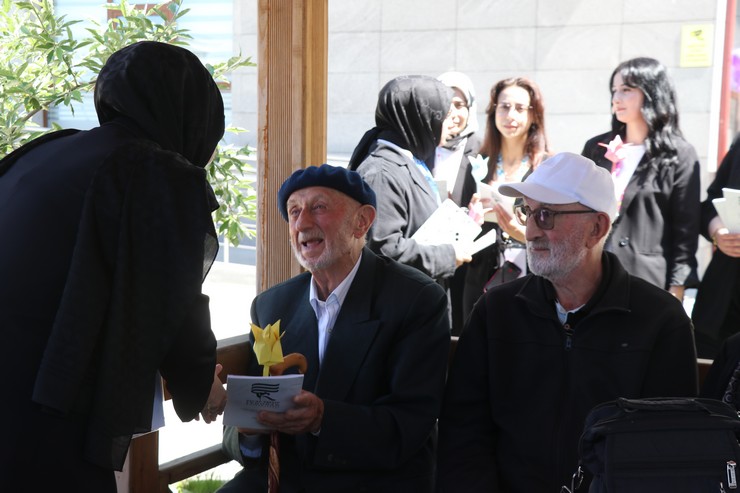 rizede-universite-ogrencileri-yaslilarin-hayat-hikayelerini-kitaplastirdi-1.jpg