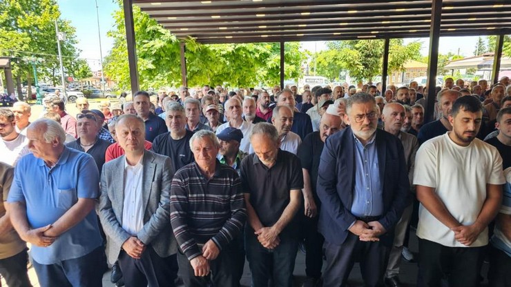 rizenin-ardesen-ilcesinde-dun-gecirdikleri-kazada-hayatini-kaybeden-yasli-cift-memleketleri-artvinin-arhavi-ilcesinde-bugun-son-yolculuklarina-ugurlandi-3.jpg