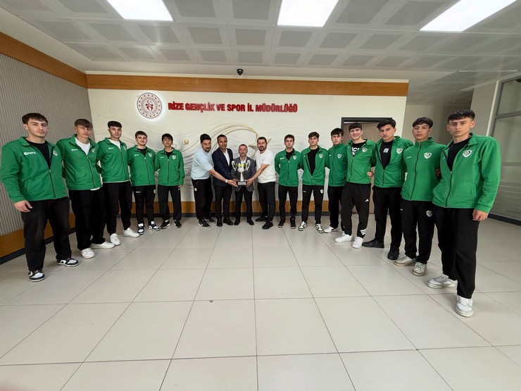 guneysuspor-genc-erkek-hentbol-takimi-rize-genclik-ve-spor-il-muduru-ramazan-ozturku-makaminda-ziyaret-etti-1.jpg
