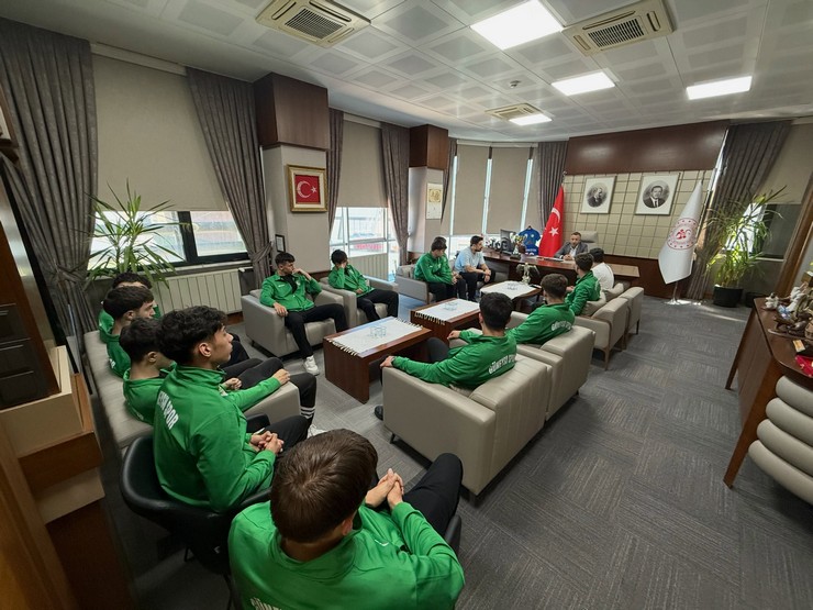 guneysuspor-genc-erkek-hentbol-takimi-rize-genclik-ve-spor-il-muduru-ramazan-ozturku-makaminda-ziyaret-etti-2.jpg