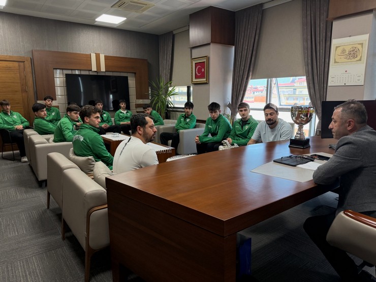 guneysuspor-genc-erkek-hentbol-takimi-rize-genclik-ve-spor-il-muduru-ramazan-ozturku-makaminda-ziyaret-etti-3.jpg