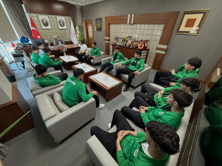 guneysuspor-genc-erkek-hentbol-takimi-rize-genclik-ve-spor-il-muduru-ramazan-ozturku-makaminda-ziyaret-etti-4.jpg
