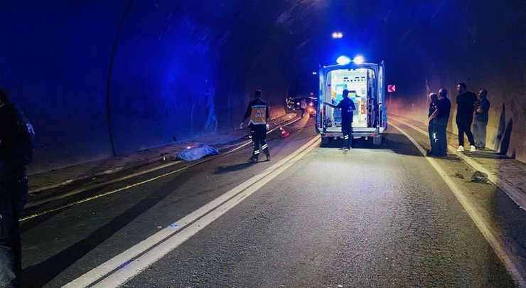 artvinde-tunelde-otomobil-ile-motosiklet-carpismasi-sonucu-asim-ozdemir-27-hayatini-kaybetti-2-kisi-de-yaralandi.jpg