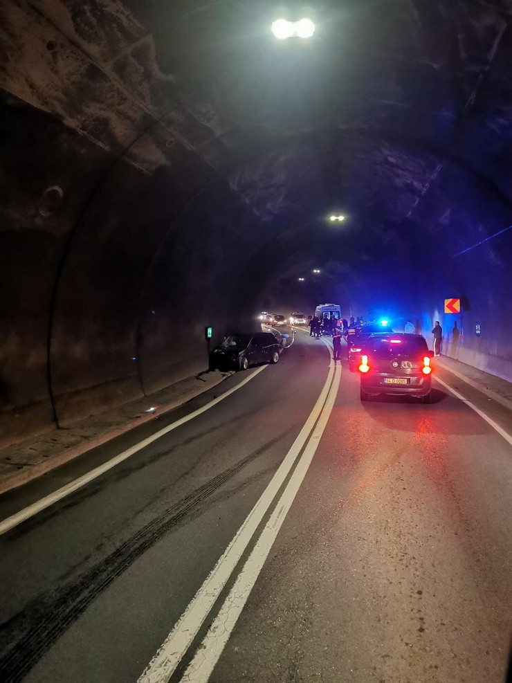 artvinde-tunelde-otomobil-ile-motosiklet-carpismasi-sonucu-asim-ozdemir-28-hayatini-kaybetti-2-kisi-de-yaralandi.jpg