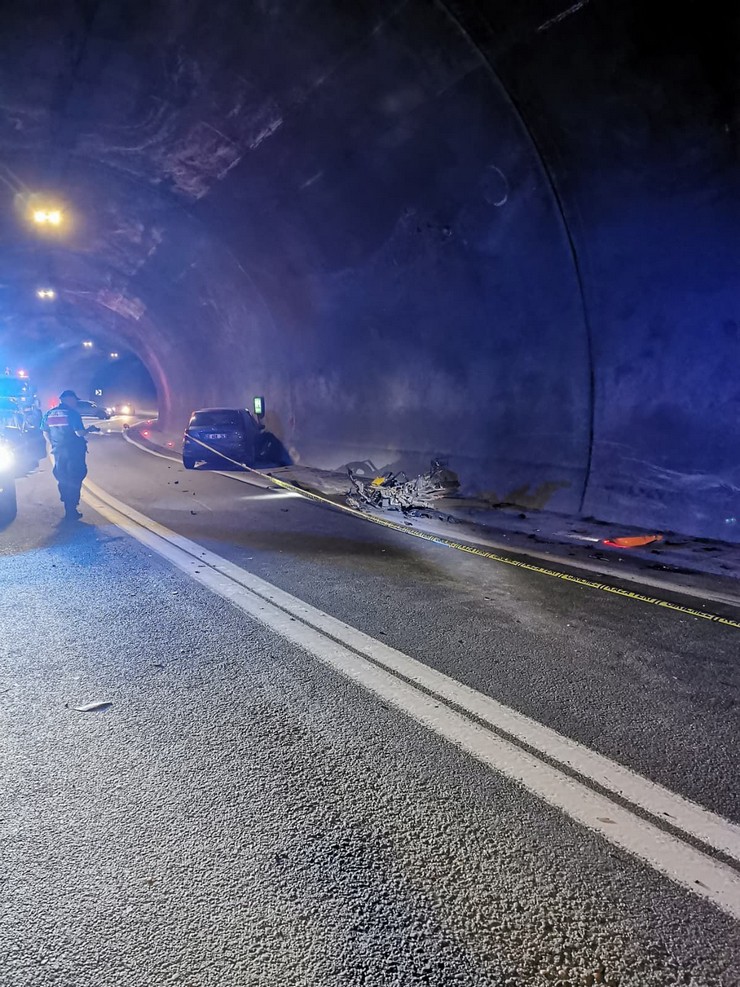 artvinde-tunelde-otomobil-ile-motosiklet-carpismasi-sonucu-asim-ozdemir-29-hayatini-kaybetti-2-kisi-de-yaralandi.jpg