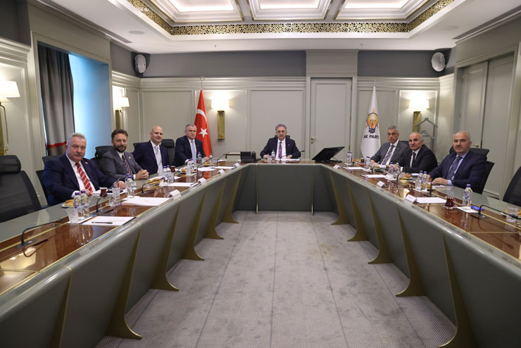 ak-parti-rize-il-baskanligi-genel-baskan-yardimcilari-bakan-milletvekilleri-ve-belediye-baskani-ile-rizenin-yatirimlarinin-ankarada-masaya-yatirildigini-duyurdu.jpg