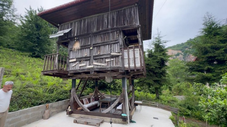 rizenin-pazar-ilcesinde-gorev-yapan-ogretmen-cift-pandemi-doneminde-yerlestikleri-koyde-bulunan-yaklasik-70-yillik-serenderi-buyuk-bir-emekle-restore-ederek-goz-kamast-1.jpg